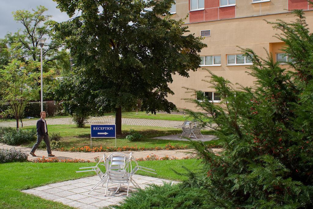 Отель Ceu Konferencia Koezpont Будапешт Экстерьер фото